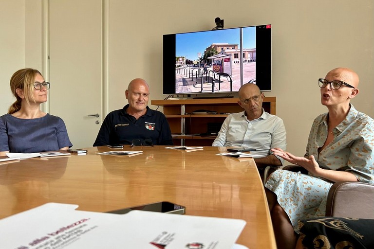 presentata la terza edizione di Sensibili alla bellezza con opere d arte sulle pensiline delle fermate dei bus all interno del policlinico