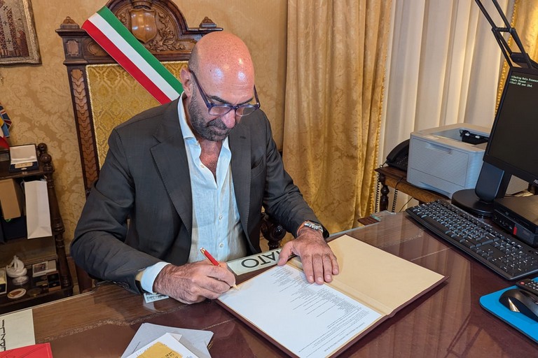 sindaco firma manifesto pubblico degli eletti al consiglio comunale