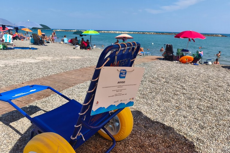 Sedia Job per accesso in acqua. <span>Foto Comune di Bari </span>