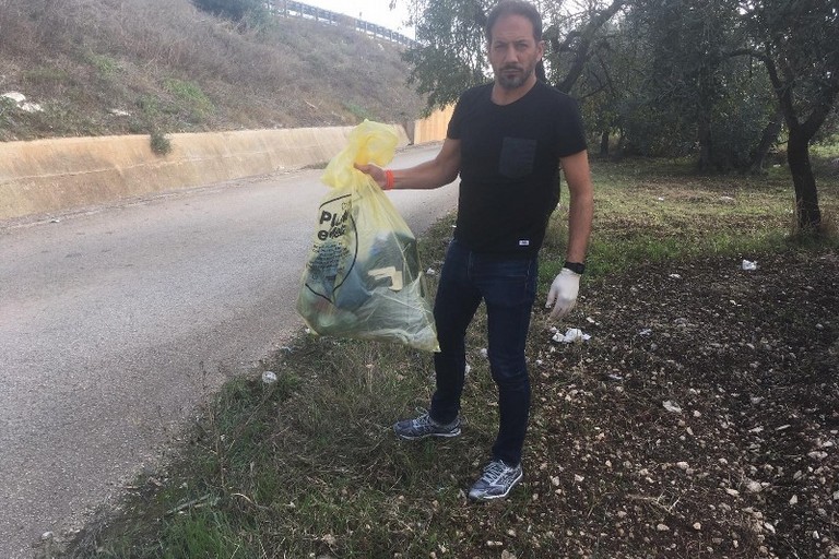 attivit di contrasto allabbandono dei rifiuti ass Petruzzelli riconsegna sacco rifiuti al proprietario