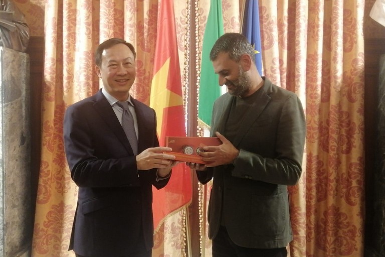 Il sindaco Decaro a colloquio con lAmbasciatore del Vietnam a Palazzo di Citta