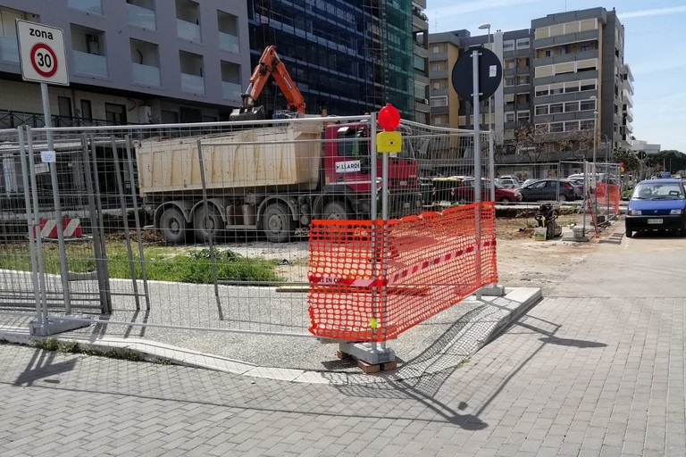 realizzazione area ludica in via Tomasicchio lavori in corso