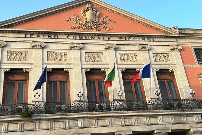 anniversario presa della Bastiglia bandiera francese a Palazzo di Citta