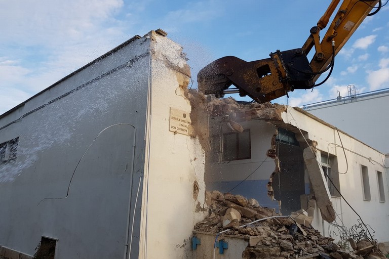 ruspe in azione per la costruzione nuova palestra scuola Levi Montalcini a Torre a Mare