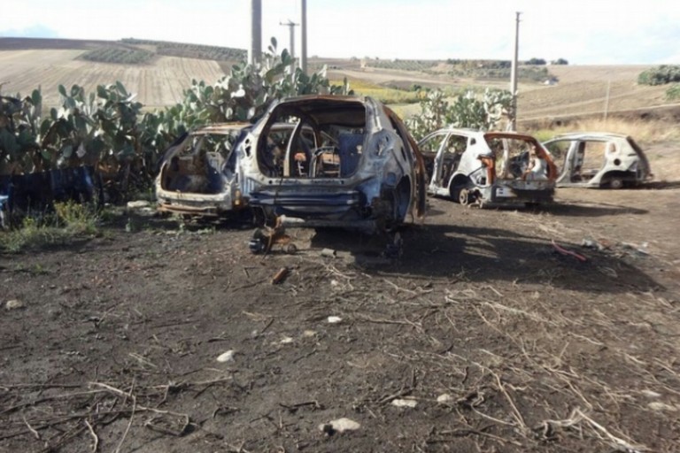 Cimitero di auto trovato a Cerignola