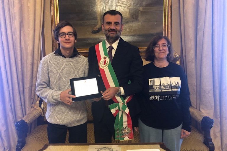 sindaco consegna targa riconoscimento a Samuel Stripoli