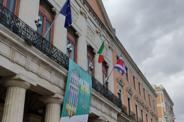 bandiera della Costa Rica sulla facciata di Palazzo di Citta