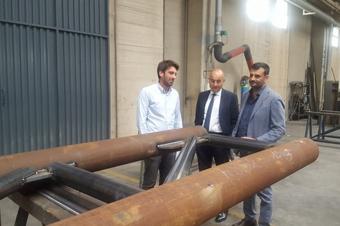 alla sud montaggi in corso realizzazione nuova passerella viale traiano