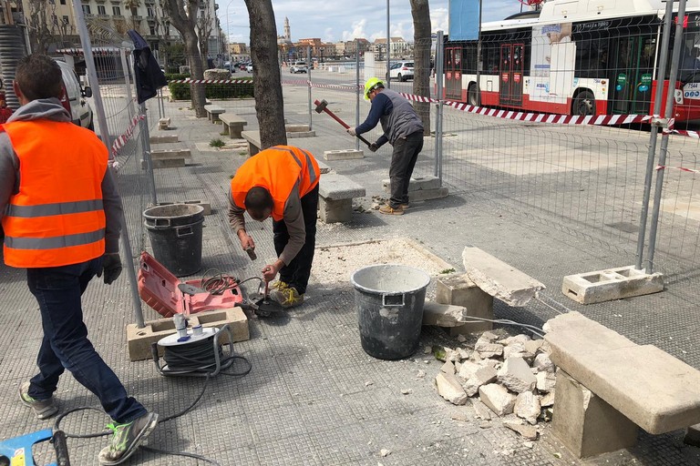 montaggio nuove panchine piazze diaz ed eroi del mare