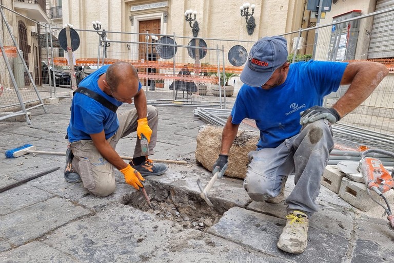 avviati i lavori di sistemazione delle basole in via Boemondo a Bari vecchia