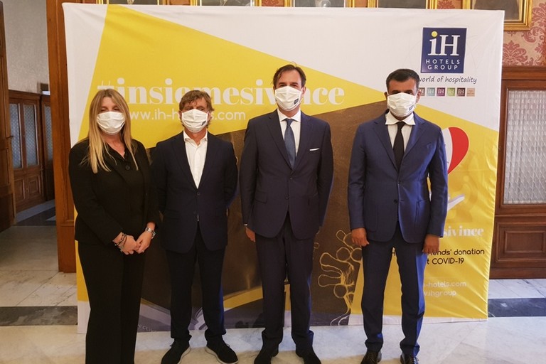 questa mattina iH Hotels Group ha incontrato il sindaco per la donazione mila mascherine chirurgiche alla citta di Bari