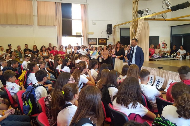 decaro saluta gli studenti della Verga