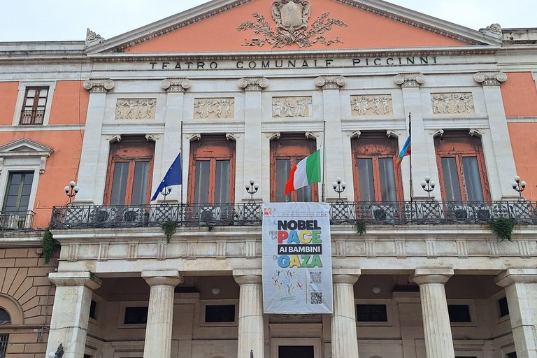Palazzo di Città - bandiere a mezz'asta. <span>Foto Comune di Bari </span>