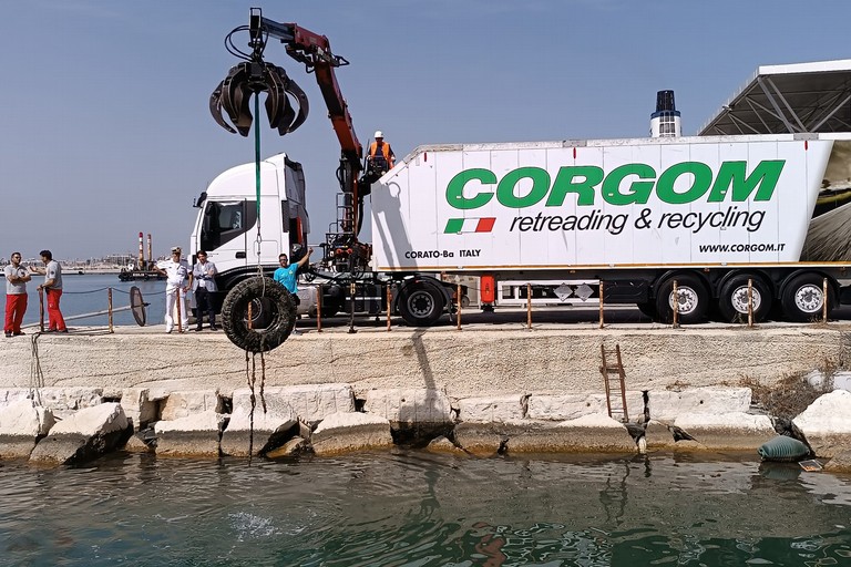 a Bari la campagna di Marevivo questa mattina la raccolta straordinaria nel porto di pneumatici