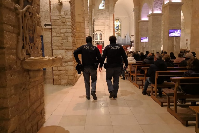 controlli polizia in chiesa