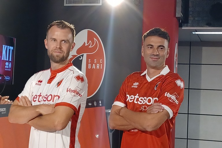 Le nuove maglie del Bari. <span>Foto Gianluca Battista</span>