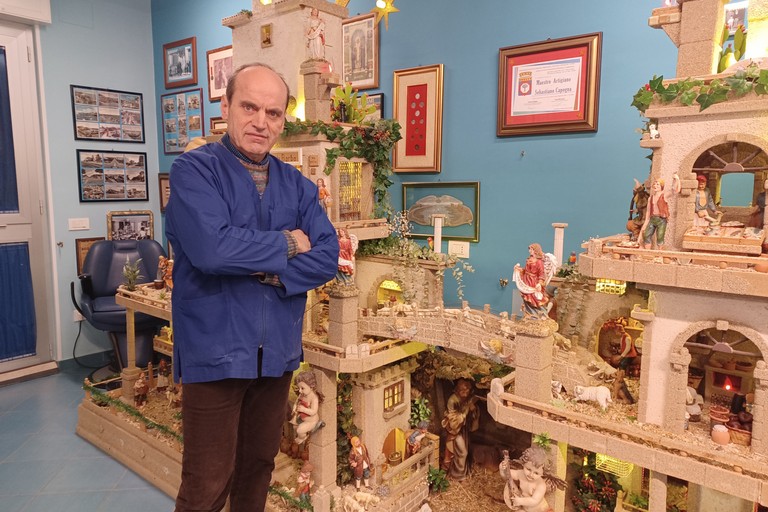 Nino Capogna ed il suo presepe. <span>Foto Gianluca Battista</span>