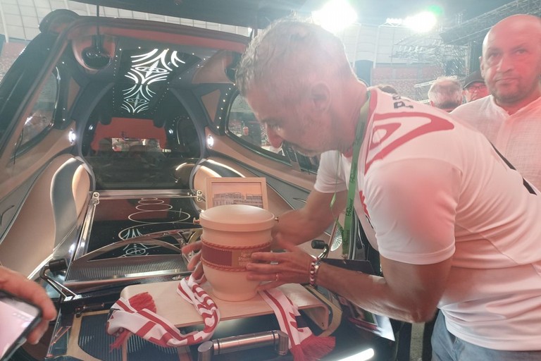 Alfonso Cacciapuoti ripone l'urna sul carro funebre. <span>Foto Gianluca Battista</span>