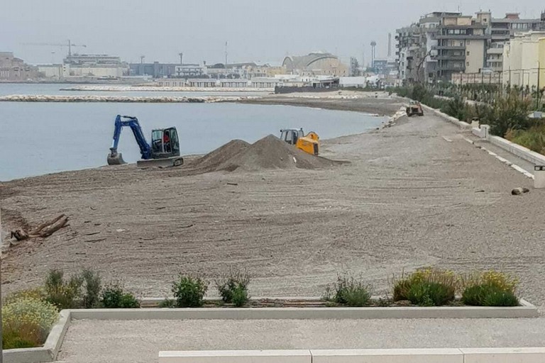 manutenzione spiagge in corso