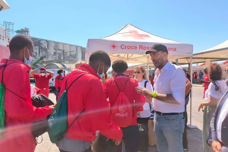 al porto di bari la Life support di Emergency Il sindaco sulla banchina per assistere alle operazioni di sbarco