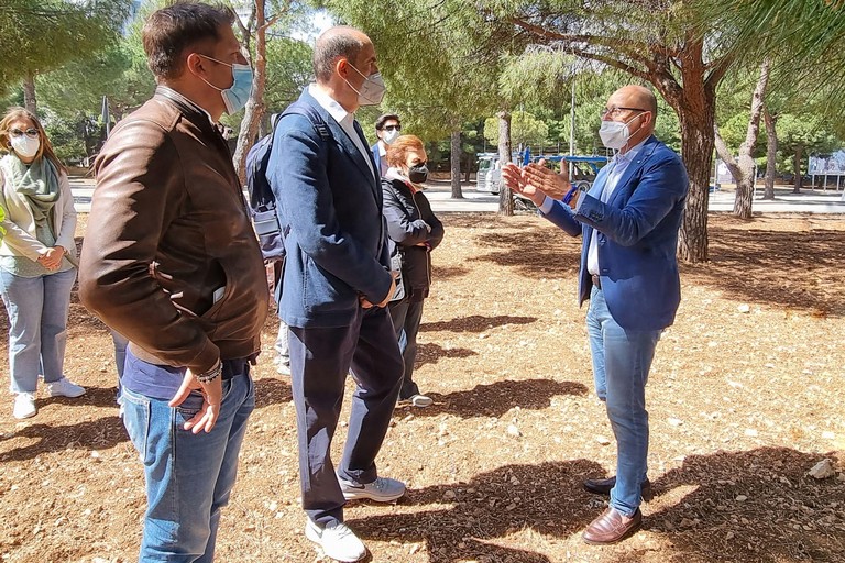 bosco urbano in memoria delle vittime baresi per covid ieri mattina il sopralluogo nelle aree contigue a via Caldarola