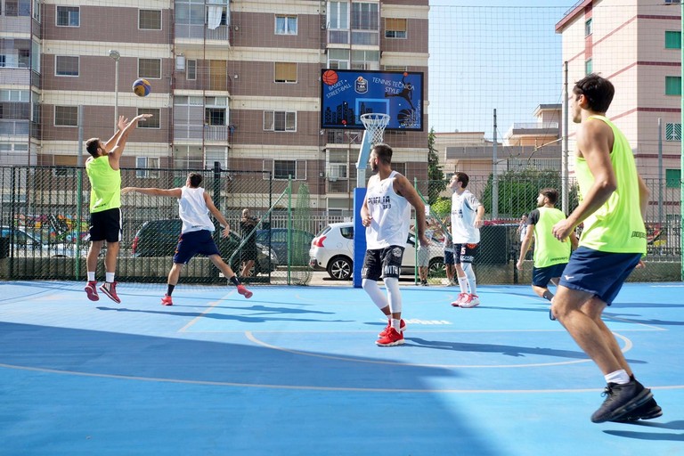 inaugurati campi da basket in gomma riciclata realizzati da Ecopneus con PFU