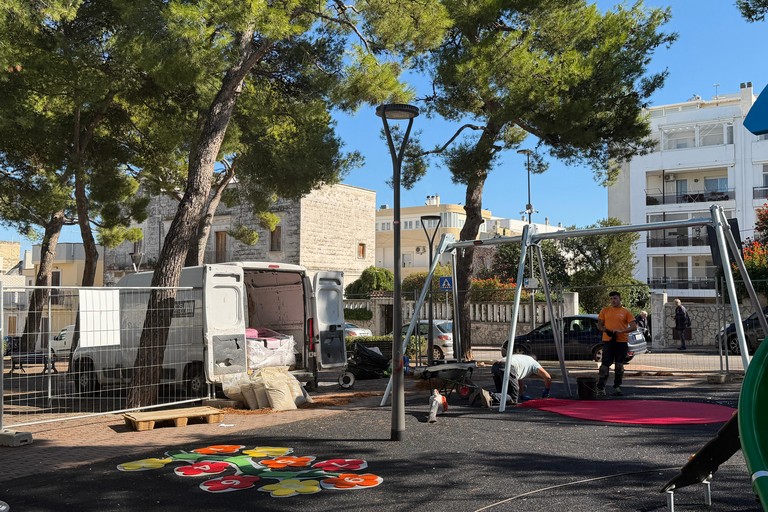 Lavori area giochi piazza Capitaneo. <span>Foto Comune di Bari </span>