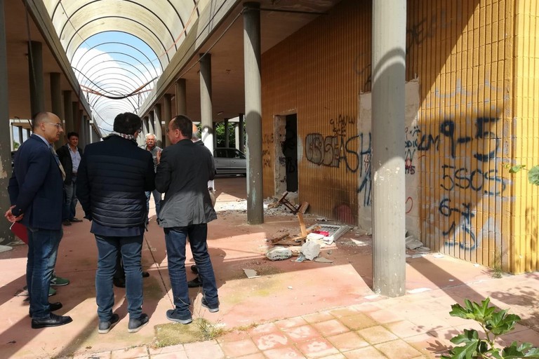 sopralluogo ass Galasso e Introna presso ex mercato di San Pio