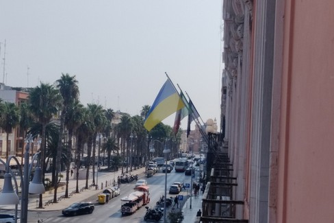 anniversario dell indipendenza dell Ucraina la bandiera giallo blu sulla facciata di Palazzo di Citt