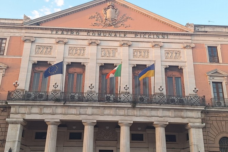 anniversario giorno indipendenza Ucraina bandiera sulla facciata di Palazzo della Citt