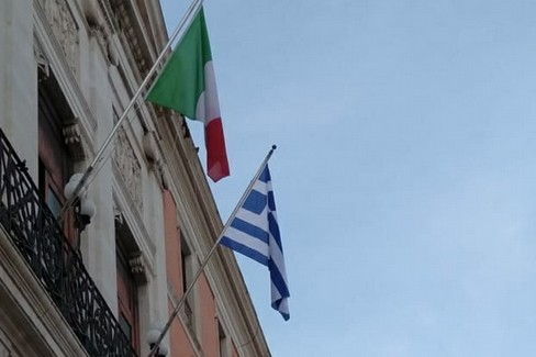 bandiera greca sulla facciata di Palazzo di Citta