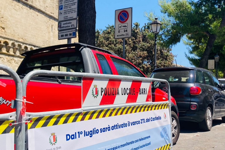 Ztl a Bari Vecchia: posizionati banner nei pressi del varco del Castello