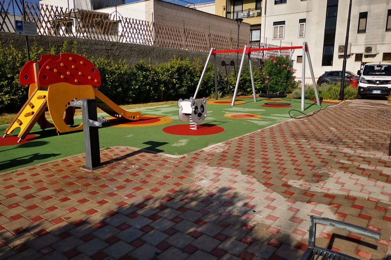 pulizia di spazi ludici e aree attrezzate gli interventi a cura della Multiservizi giardino via Pantanelli JPG