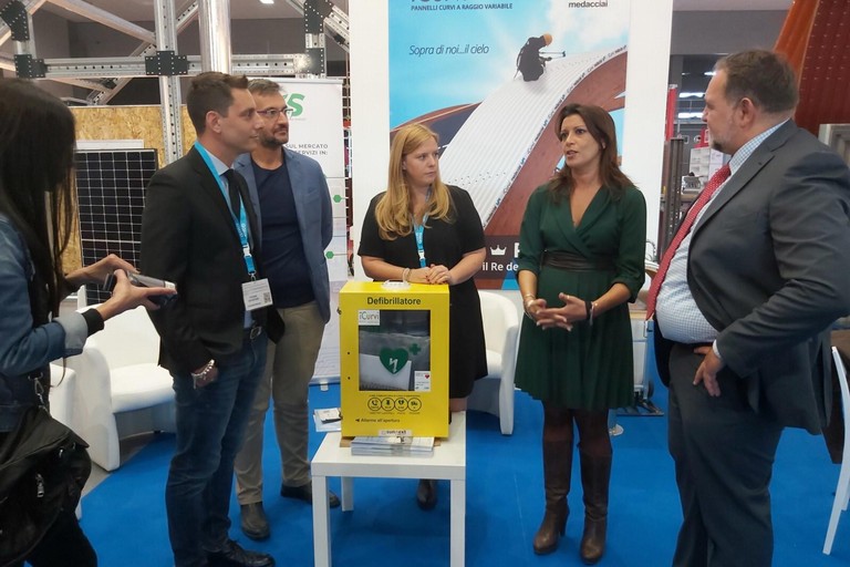 ass Palone riceve defibrillatore dallazienda Medacciai