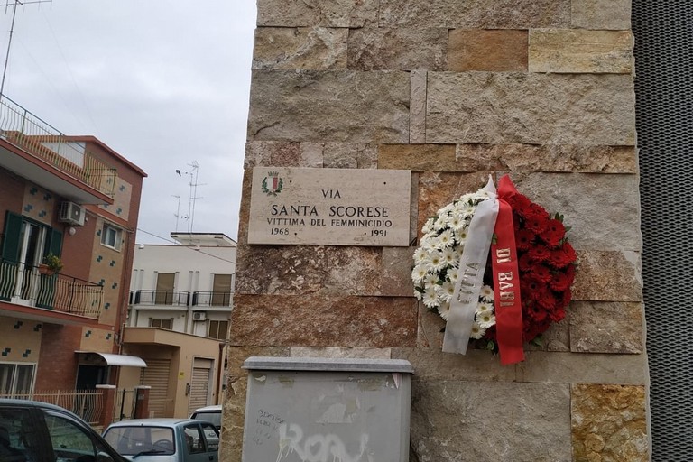 nella giornata contro la violenza sulle donne una corona di fiori presso il toponimo Santa scorese