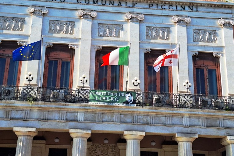 Palazzo di Città con la bandiera georgiana