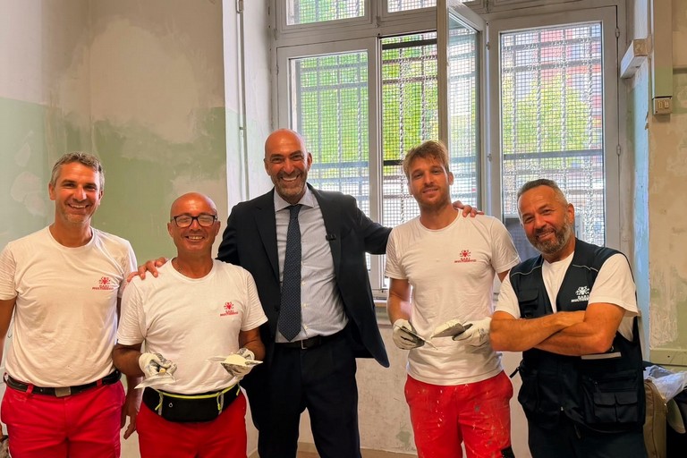 proseguono gli interventi manutentivi sulle scuole comunali a cura di BMS oggi il sopralluogo del sindaco alla Carducci