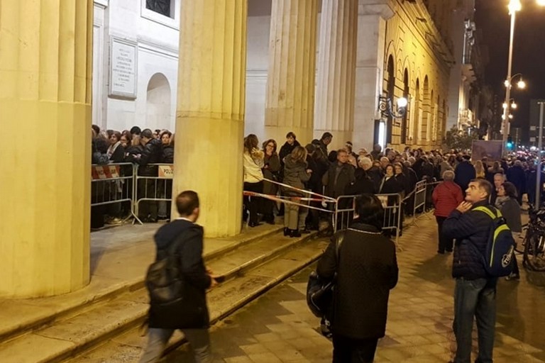 teatro Piccinni centinaia di persone in fila per botteghino