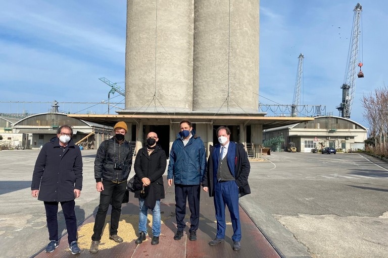 sui silos granari del porto di Bari l arte di Guido van Helten stamattina il sopralluogo