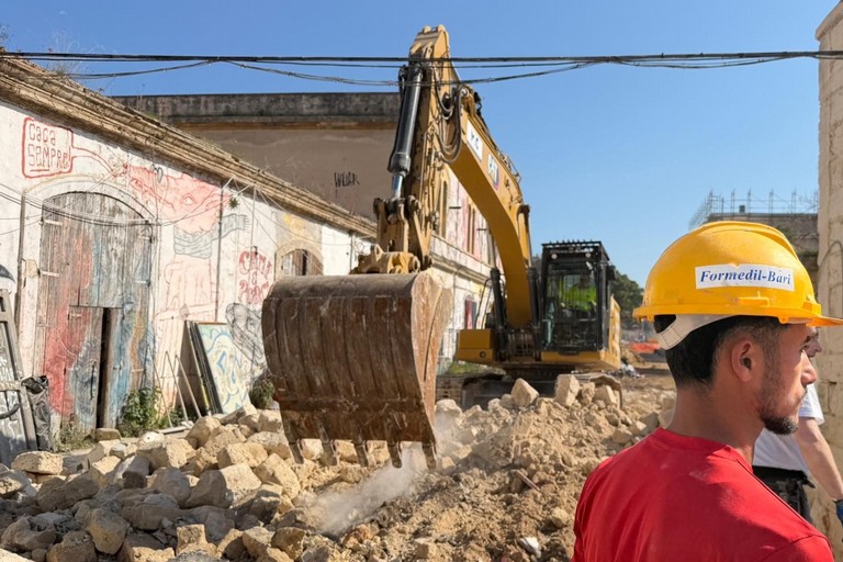 Ex Caserma Rossani: aperto il primo varco pubblico da via Giulio Petroni