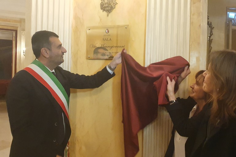 stamattina lintitolazione della sala di rappresentanza del teatro Piccinni a Vito Maurogiovanni
