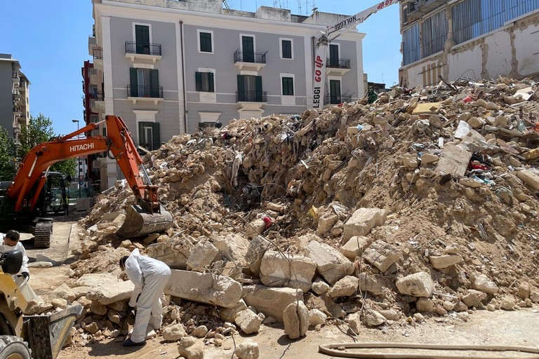 Rimozione delle macerie del crollo di Bari