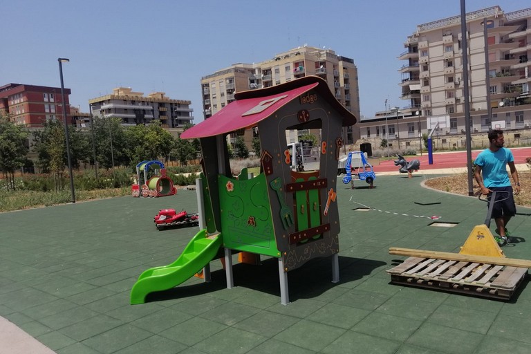 nel cantiere della ex Caserma Rossani in corso i lavori per l installazione delle strutture ludiche e calisteniche e l impianto di irrigazione