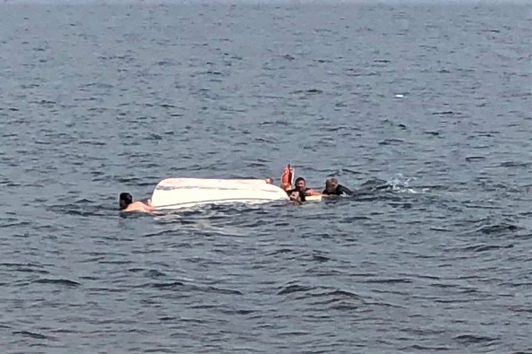 Imbarcano acqua. Due persone salvate in mare a Santo Spirito