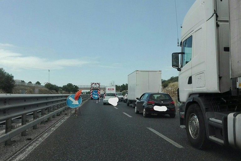 Lavori in corso sulla 100. traffico rallentato