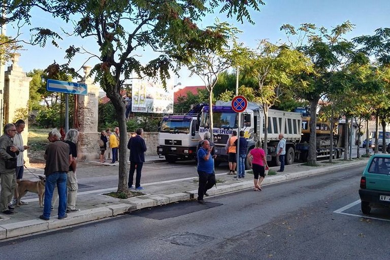 protesta contro le ruspe sul sito neolitico