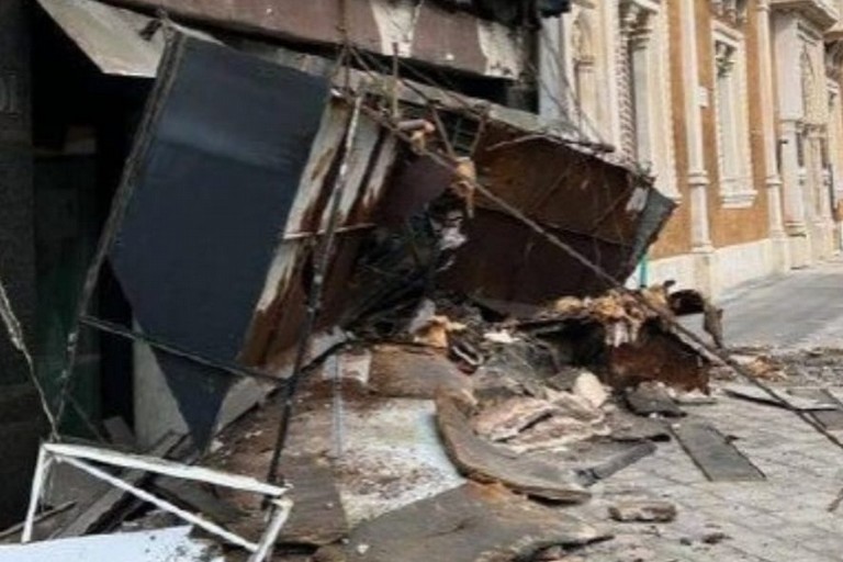 Crolla pensilina hotel in corso Vittorio Emanuele II: nessun ferito