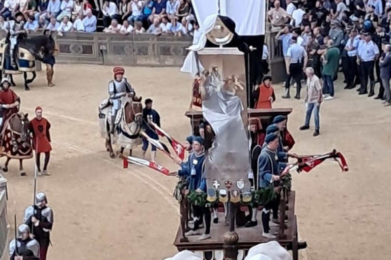 Il palio di Gasparro in piazza del Campo