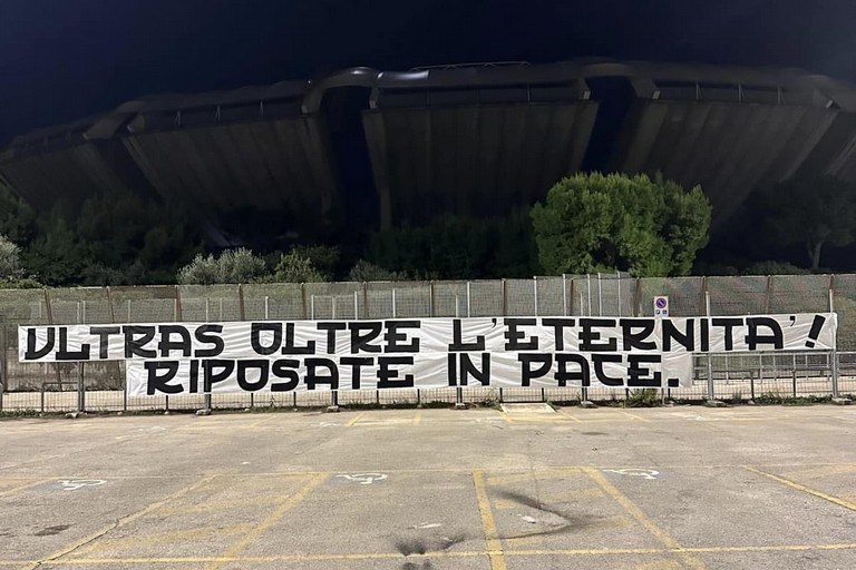 Striscione ultras Bari per ragazzi foggiani