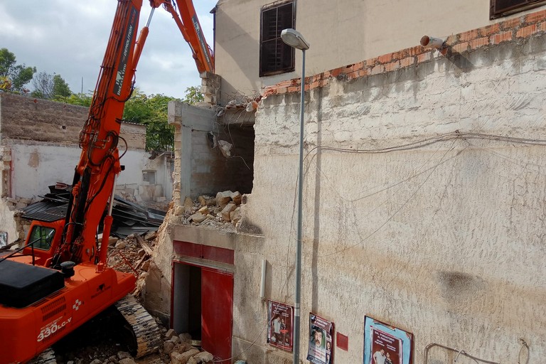 Abbattimento Teatro Purgatorio. <span>Foto Francesco Monteleone </span>